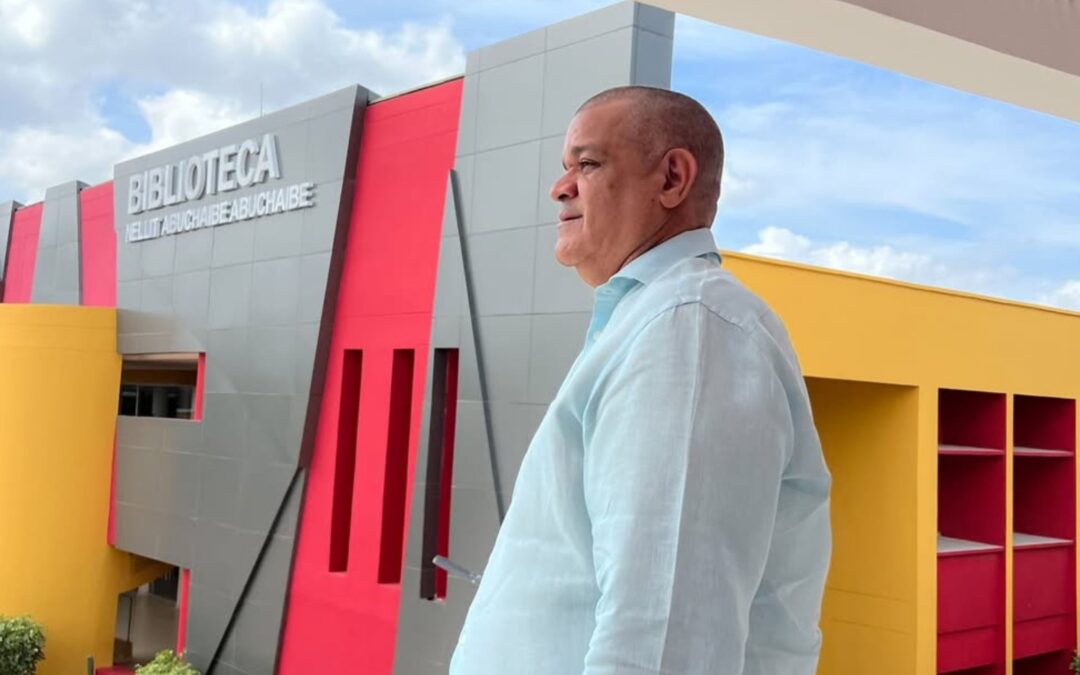 Y ahí sigue de pie ¡Como un roble! - Carlos Arturo Robles Julio